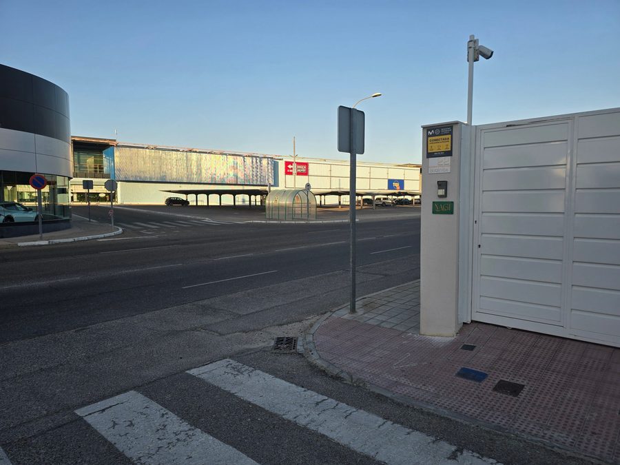 La entrada de Nagi en la esquina de Calle Botánica 22, en Olías del Rey, con el centro comercial enfrente